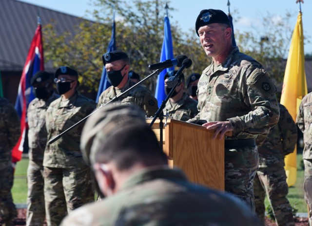 V Corps’ Headquarters and Headquarters Battalion unfurls colors at Fort Knox