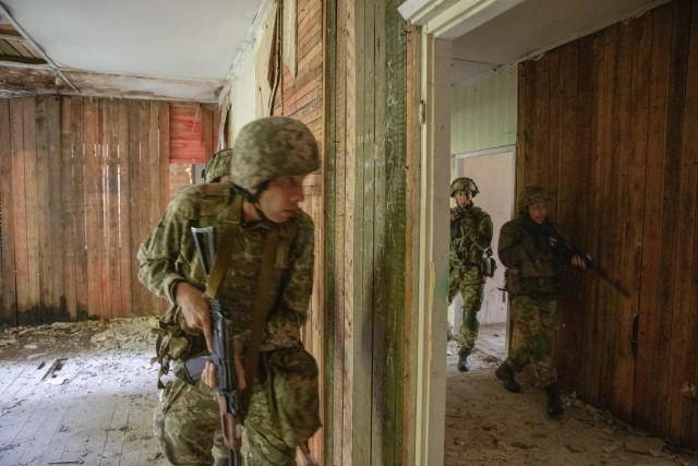 Armed Forces Ukraine Soldiers from the 59th Separate Motorifle Brigade clear a building during Military Operations in Urban Terrain training at Combat Training Center-Yavoriv, Ukraine, Sept. 29. (Photo by U.S Army Cpl. Shaylin Quaid)