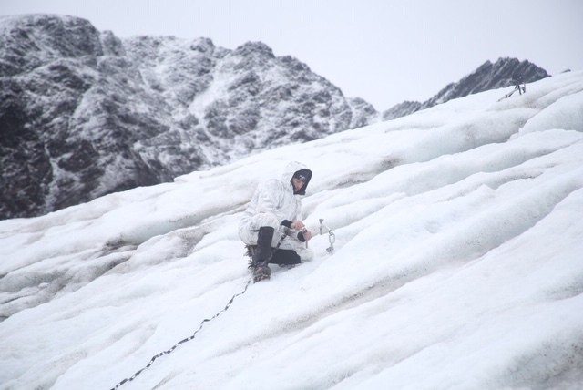 A Special Forces communication sergeant (18E) with 1st Battalion, 1st Special Forces Group (Airborne) sets up an antenna for high-frequency transmission during Valor United 20, an arctic warfare training exercise in Seward, Alaska.  During the...