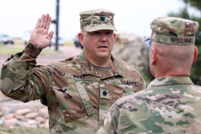 Army Lt. Col. Tim Biart reaffirms his oath as a commissioned officer during an Aug. 28 ceremony in which he was promoted to lieutenant colonel in Colorado Springs. (U.S. Army National Guard photo by Staff Sgt. Zach Sheely)