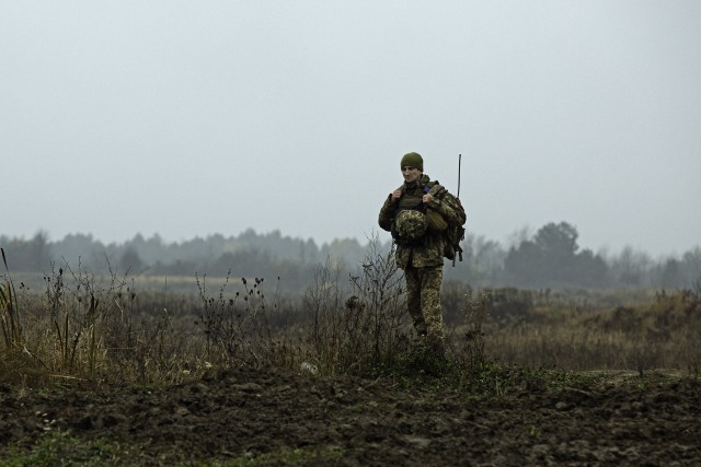 A Ukrainian Army Platoon Leader from the 58th Motorifle Brigade oversees platoon level elements during a live-fire exercise at Combat Training Center-Yavoriv on Nov. 14. (Photo by Sgt. Gregory Glosser, Task Force Illini Public Affairs.)