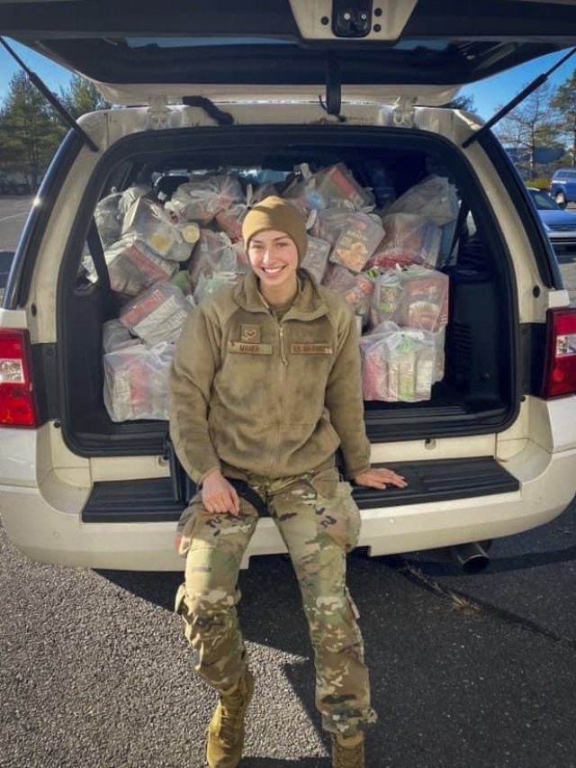 Connecticut Guardsman organizes Thanksgiving meal donations