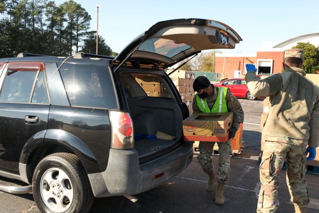 NCNG Soldiers distribute food ahead of Thanksgiving