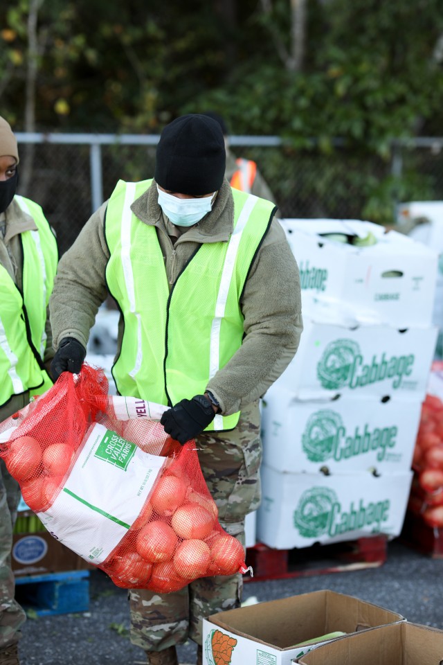 NCNG Soldiers distribute food ahead of Thanksgiving