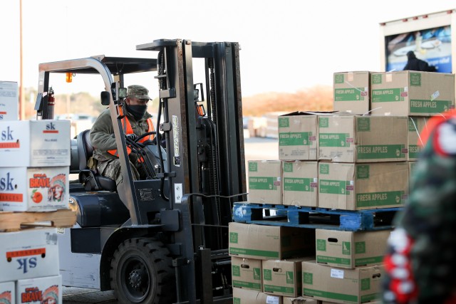 NCNG Soldiers distribute food ahead of Thanksgiving