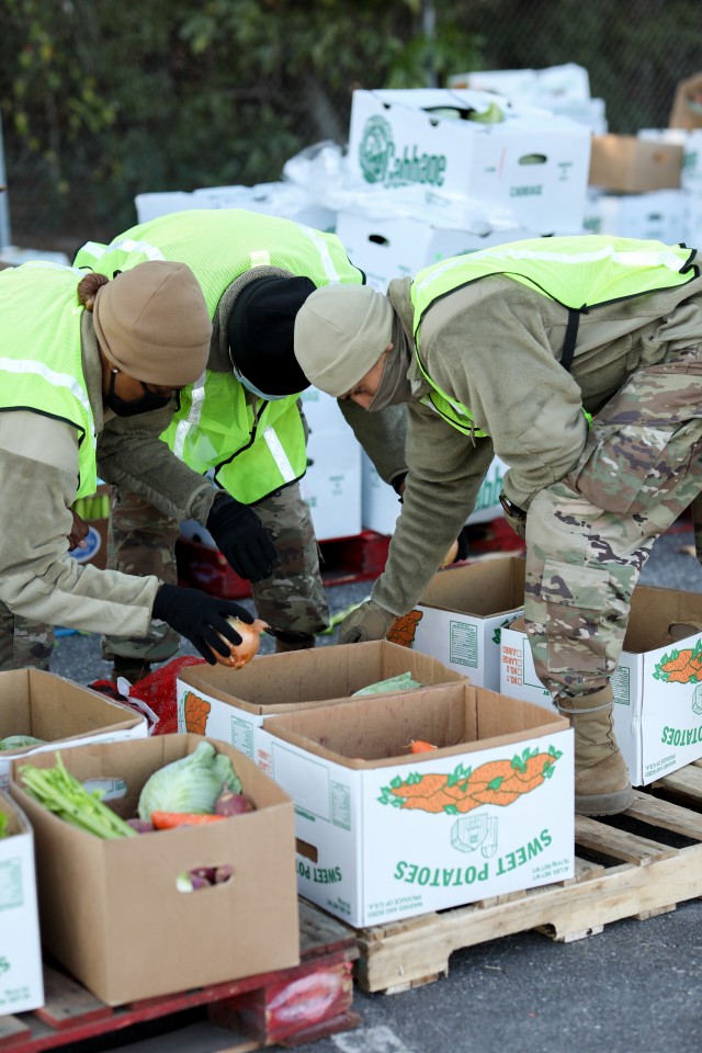 NCNG Soldiers distribute food ahead of Thanksgiving