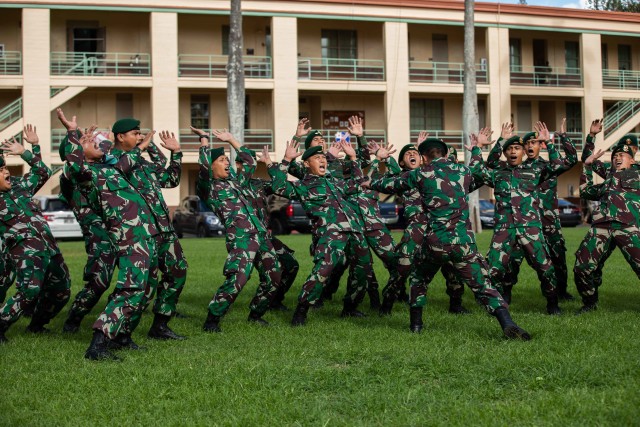 Indonesian 1st Lt. Barcel Fainnaka, assigned to the 431st Para Raider Infantry Battalion, leads a platoon of Indonesian Soldiers in his unit’s Yel-Yel during the closing ceremony of the 2020 Indonesia Platoon Exchange at Schofield Barracks, Hawaii on Nov. 24, 2020. The Yel-Yel is a traditional dance performed as a way to boost morale of the Soldiers, get ready for combat and put fear in the enemy. (U.S. Army photo by Staff Sgt. Alan Brutus)