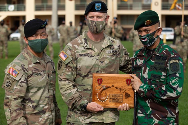 Soldiers assigned 3rd Squadron, 4th Cavalry Regiment, 3rd Infantry Brigade Combat Team, 25th Infantry Division and the Indonesian 431st Para Raider Infantry Battalion conduct the closing ceremony for the 2020 Indonesia Platoon Exchange at Schofield Barracks, Hawaii on Nov. 24, 2020. (U.S. Army photo by Staff Sgt. Alan Brutus)