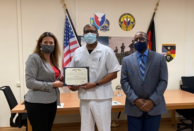 The 405th Army Field Support Brigade deputy commanding officer, Jody Fasko, presents Civilian Service Commendation Medal to Michael Young, a Logistics Readiness Center Rheinland-Pfalz dining facility employee, during LRC Rheinland-Pfalz’ annual...