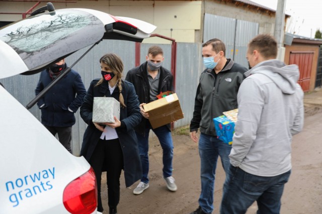 BUCHAREST, Romania – Members of Civil Affairs Team 3231, 432nd Civil Affairs Battalion, Green Bay, Wis., assist Roxana Sandu, Regional Leader, Salvation Army, Romania as she unloads gifts in a neighborhood here on Dec. 21. Through the combined...