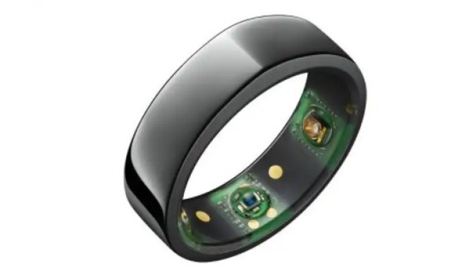 Image of the Oura Ring wearable sensor used by Dr. Mason in her multi-pronged TemPredict study. The sensor continuously measures sleep and wakefulness, heart and respiratory rates, and temperature. 