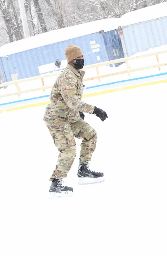 A Soldier assigned to 10th Combat Aviation Brigade spends part of his lunch break getting a quick workout on the ice. (Photo by Mike Strasser, Fort Drum Garrison Public Affairs)