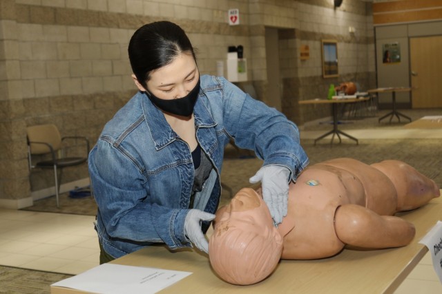 Sgt. Maureen Kang, a licensed practical nurse with Weed Army Community Hospital’s Medical Surgical Ward triages a simulated casualty during the team competition portion of the hospital’s skills fair January 21 at the Mary E. Walker Center at Fort Irwin, Calif. Kang, a Los Angeles native, was among the first hospital staff members to complete the skills fair. (U.S. Army photo by Kimberly Hackbarth/ Weed ACH Public Affairs)