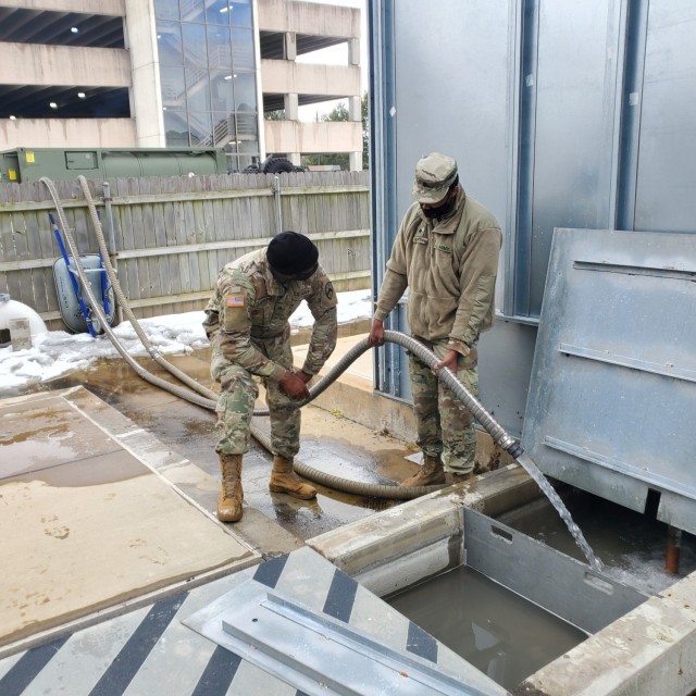 Tennessee National Guard delivers water to Memphis hospital