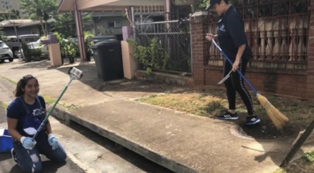 9th Mission Support Command participates in a community clean up.