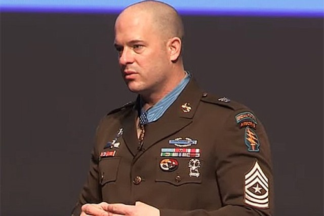 do medal of honor recipients have to wear the medal