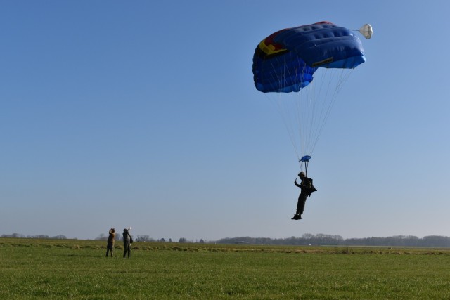 CHIÈVRES, Belgium – Members of the Belgian Special Forces Group take parachute training at the airfield at Chièvres Air Base. For the first time, U.S. Army Garrison Benelux and 424th Air Base Squadron – an Air Force element at the garrison – hosted the Belgian Defense Forces’ Paratroopers Training Center as they held training and qualification jumps for their paracommandos March 1, 2021. (U.S. Army photo by Bryan Gatchell, USAG Benelux Public Affairs)