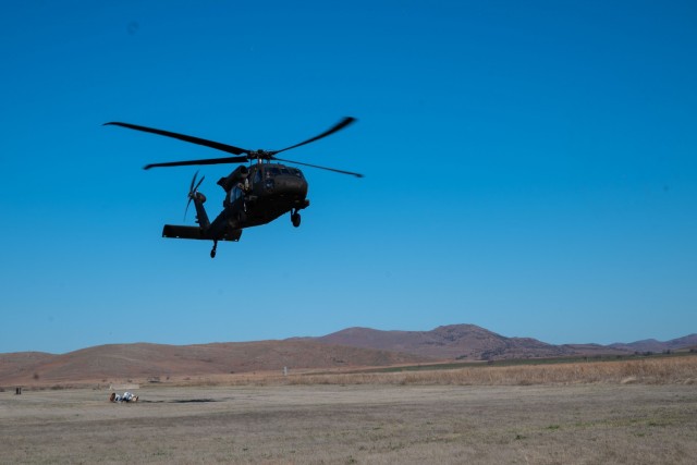 A UH0-60M Black Hawk helicopter from C Company, 1st Assault Helicopter Battalion, 140th Aviation Regiment, Washington National Guard, lands at Fort Sill, Oklahoma, during aerial gunnery qualifications, March 28, 2021.