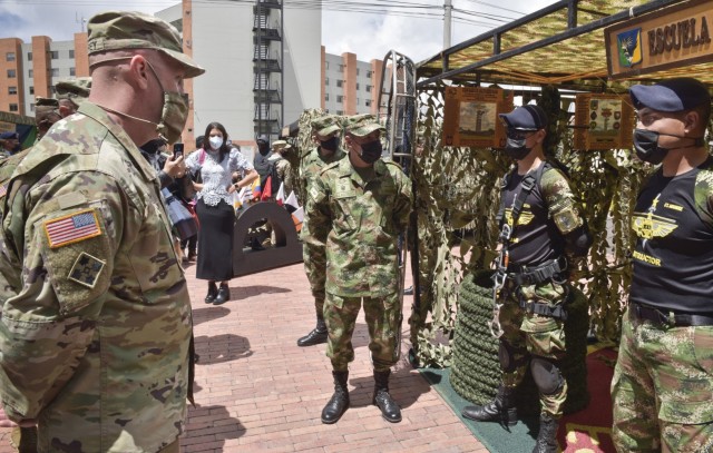 Brig. Gen. Douglas Lowrey, commander of U.S. Army Security Assistance Command, meets with Colombian Escuela de Asalto Aéreo (aerial assault) commandos during day 4 of a key leader engagement with the Colombian Army at the Canton Norte base in...