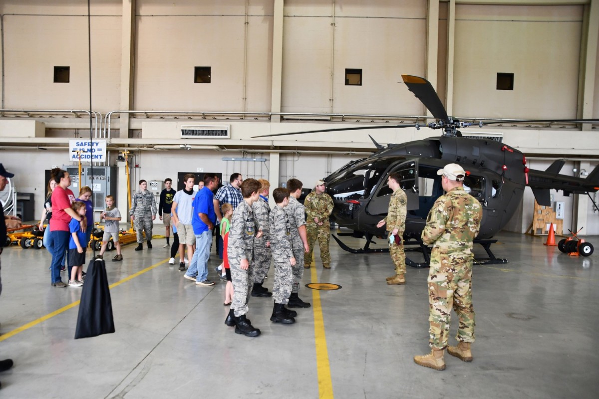 1st Battalion 5th Aviation Regiment Hosts Tour For Civil Air Patrol