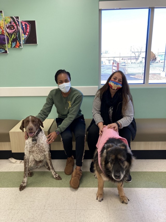 Sgt. Tekeyah Purvis (left) and Spc. Angel Africa (right), Soldiers assigned to the Fort Belvoir Soldier Recovery Unit, Va., volunteered at a new pet care facility located on the base on Jan. 28, 2021. (Photo courtesy of Philip Rackham)