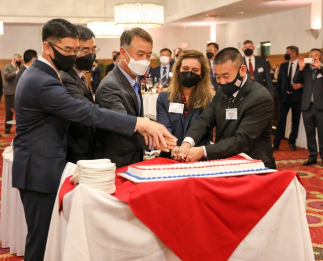 ROK and U.S. Leaders Cut Intel Reception Cake