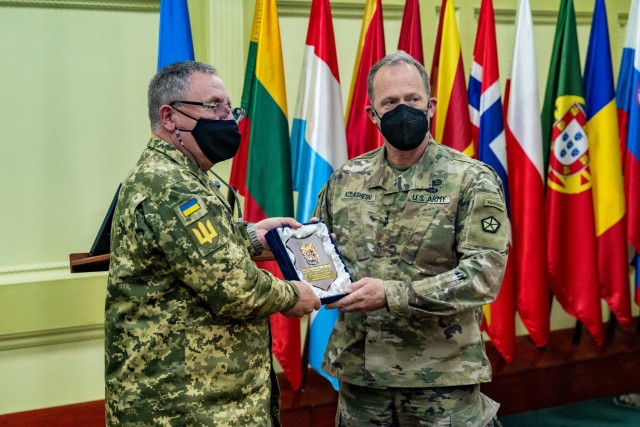 Lt. Gen. John S. Kolasheski, V Corps Commanding General, receives a plaque bestowed by Ukrainian Lt. Gen. Pavlo Tkachuk, the Chief of the Armed Forces Ukraine National Army Academy, May 14, 2021, at the International Peacekeeping and Security Center near Yavoriv, Ukraine