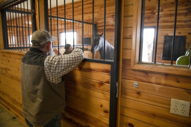 Soldiers volunteer at Wyoming ranch for Operation Remount