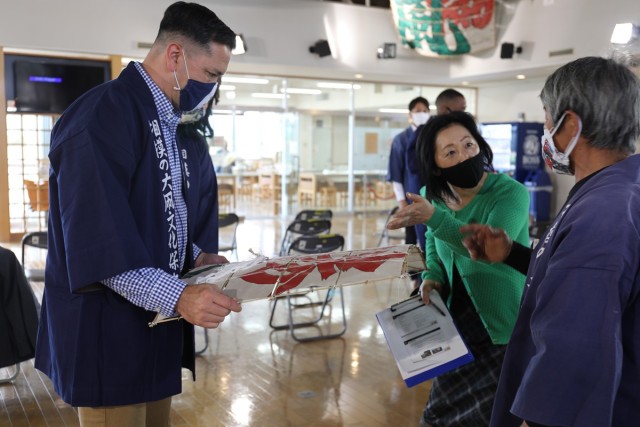 USAG Japan Commander Col. Thomas R. Matelski, left, receives a kite made from bamboo he harvested on Camp Zama last fall. This came after a tour of the Sagami Giant Kites Center that the Sagami Giant Kite Preservation Association, Kassaka...