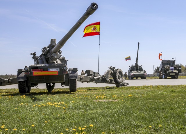 The Spanish Land Forces’ Integrated Field Artillery System, the Lithuanian Armed Forces’ Panzerhaubitze 2000, and Her Majesty’s Armed Forces’ M270 Multiple Launch Rocket System, are on display as part of the Dynamic Front 21 Academics Day,...