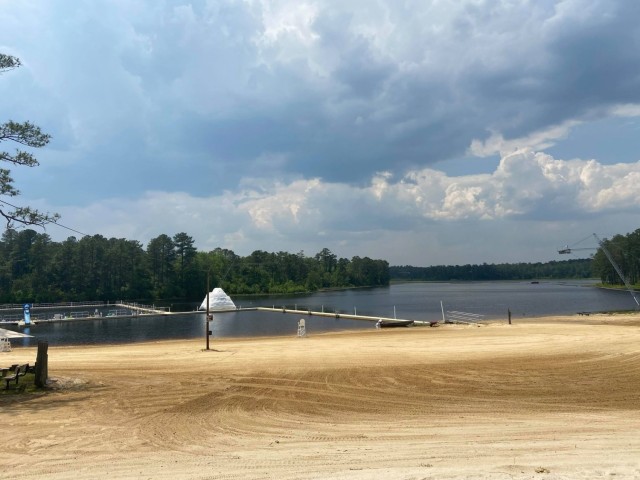 In alignment with the U.S. Army’s People First initiative, Fort Bragg’s Family, Morale, Welfare, and Recreation program added two new features at Smith Lake Recreation Area for Soldiers and Families to enjoy. Fort Bragg held the grand opening of the Smith Lake Outdoor Recreation Center with a ribbon-cutting ceremony and the re-opening of the beach, May 26.