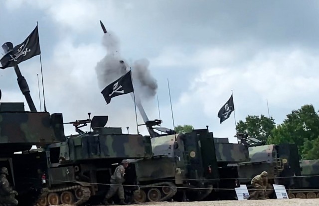 Kentucky National Guard field artillerymen treat former unit members to Fort Knox live-fire exercise