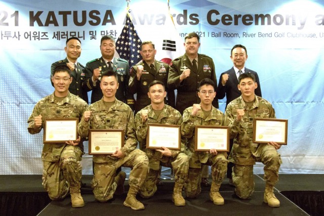 Eighth Army leaders and KATUSA Veterans Association members pose with the 2021 Best KATUSA Award winners at the 2021 KATUSA Awards Ceremony and Dinner held at the River Bend Golf Course on U.S. Army Garrison Humphreys, South Korea, June 16. (U.S. Army photo by Cpl. Pyun, Do-hoon)