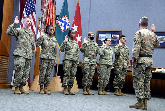 Lt. Gen. Theodore Martin, CAC and Fort Leavenworth commanding general, right, administers the oath of enlistment to Staff Sgt. Shawn Gill, Headquarters and Headquarters Company, 40th Military Police Battalion; Sgt. Tytiana Richardson, 526th MP...