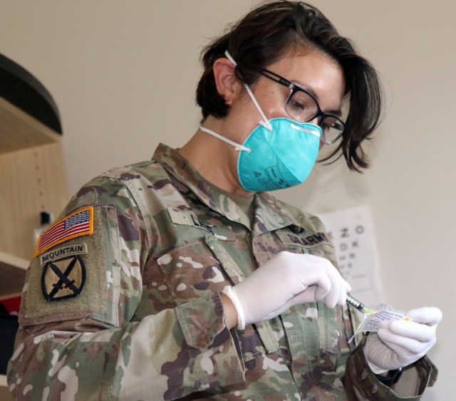 Maj. Frances Lang, a physician assistant with First Army&#39;s 5th Armored Brigade, prepares a Botox injection for a migraine treatment.