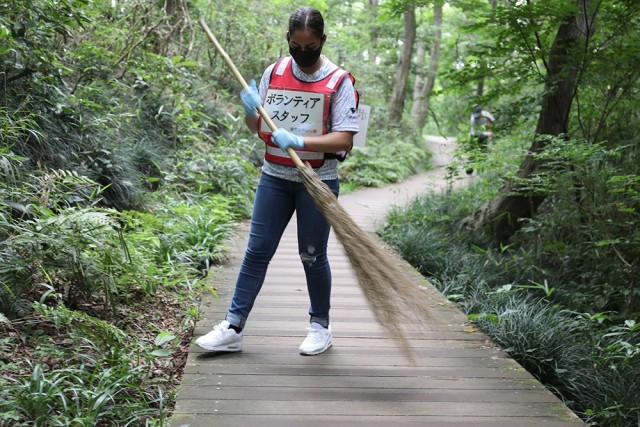 Camp Zama BOSS Soldiers, JGSDF members build camaraderie through park clean-up