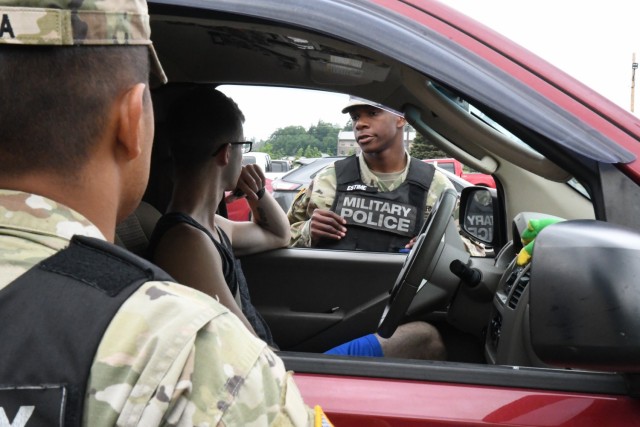 Soldiers from the 91st Military Police Battalion are evaluated on traffic stops during Mountain Guardian Academy training at Fort Drum. The academy is a blend of classroom lectures and hands-on practical exercises that tests Soldiers in a variety of law enforcement situations. (Photo by Mike Strasser, Fort Drum Garrison Public Affairs)