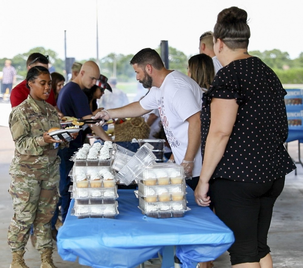 Gatesville extends hospitality to Soldiers about to deploy Article