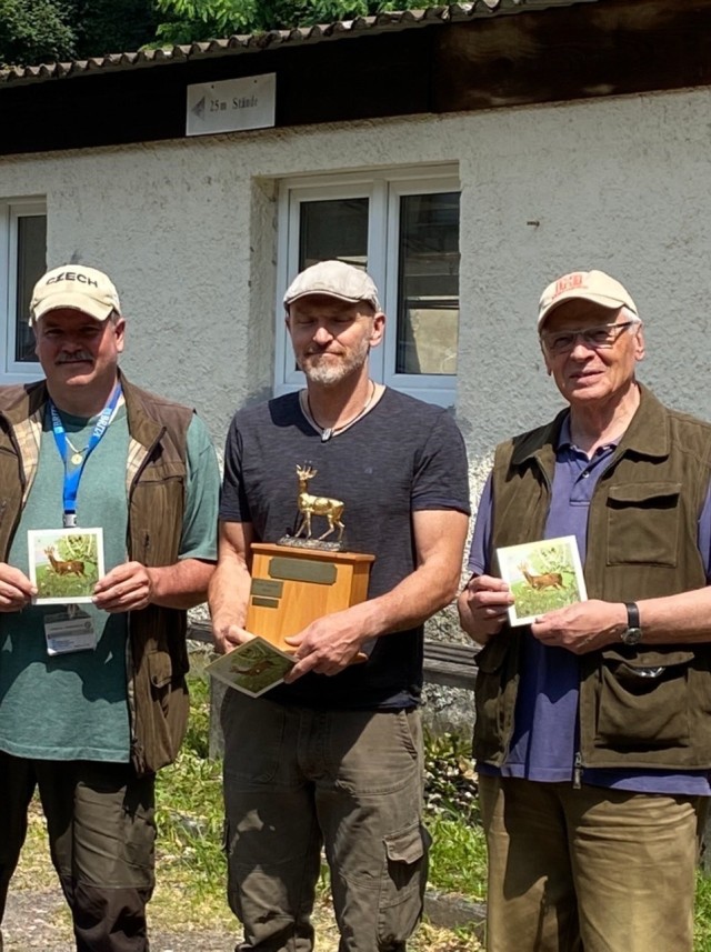 Ehrenscheiben winner Ralph Gerstenberger, Golden Buck Trophy winner Thomas von Heesen and third place competitor Ralph Mack pose with their awards. (Photo by Steven Steininger)