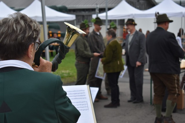 The Jägerschaft Wiesbaden Bläsercorps sounded traditional hunting songs throughout the ceremony. (Photo by Stephanie Douglass,
Wiesbaden Hunting, Fishing and Sport Shooting Marketing Coordinator)