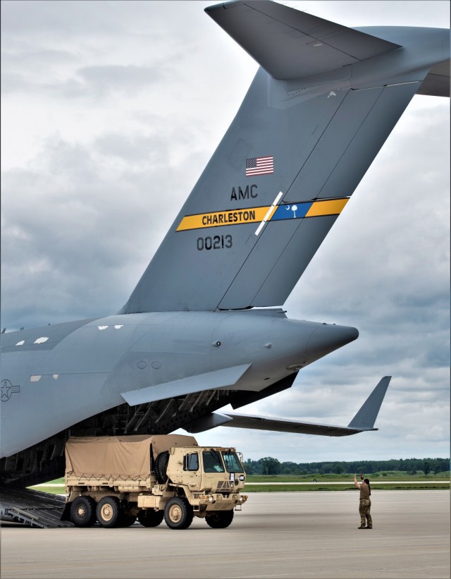 Soldiers with the 3rd Brigade Combat Team, 10th Mountain Division of Fort Polk, La., and Air Force elements from Dover Air Force Base, Del., and Joint Base Charleston, S.C., participate in an Emergency Deployment Readiness Exercise (EDRE) on July...