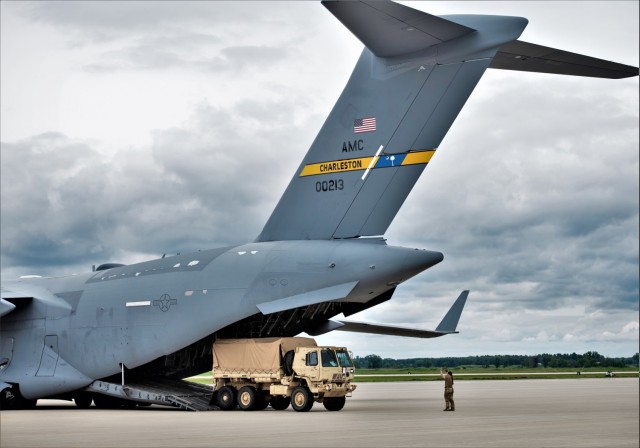 Soldiers with the 3rd Brigade Combat Team, 10th Mountain Division of Fort Polk, La., and Air Force elements from Dover Air Force Base, Del., and Joint Base Charleston, S.C., participate in an Emergency Deployment Readiness Exercise (EDRE) on July...