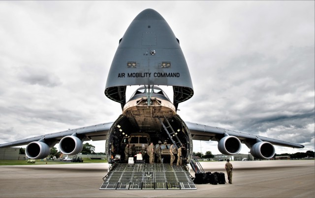 Soldiers with the 3rd Brigade Combat Team, 10th Mountain Division of Fort Polk, La., and Air Force elements from Dover Air Force Base, Del., and Joint Base Charleston, S.C., participate in an Emergency Deployment Readiness Exercise (EDRE) on July...