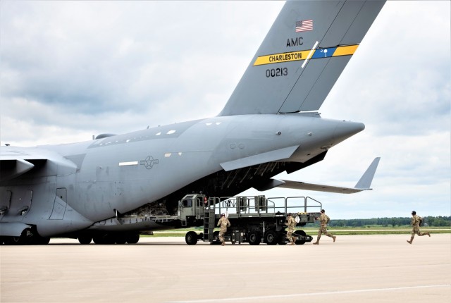 Soldiers with the 3rd Brigade Combat Team, 10th Mountain Division of Fort Polk, La., and Air Force elements from Dover Air Force Base, Del., and Joint Base Charleston, S.C., participate in an Emergency Deployment Readiness Exercise (EDRE) on July...