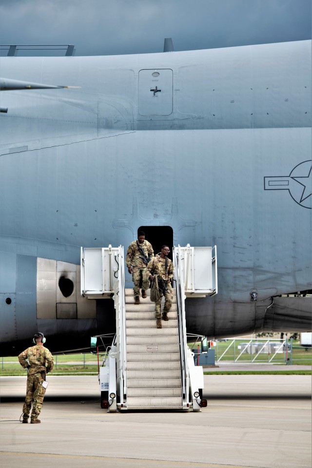 Soldiers with the 3rd Brigade Combat Team, 10th Mountain Division of Fort Polk, La., and Air Force elements from Dover Air Force Base, Del., and Joint Base Charleston, S.C., participate in an Emergency Deployment Readiness Exercise (EDRE) on July...