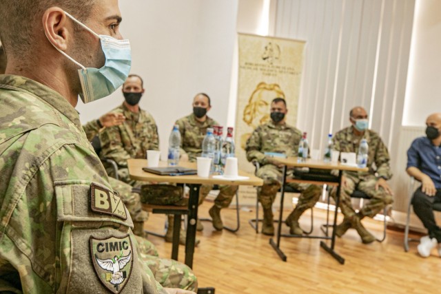 Echipa de Afaceri Civile a Armatei SUA 1523, Compania Bravo, Batalionul 415 Afaceri Civile și Batalionul 1 de Cooperare Civilă Militară-Română au condus o sesiune de întrebări și răspunsuri în timpul unei vizite de donație de la American Corners la Biblioteca Județeană Nicolae Melisko Spătarul din Vaslui, România pe 5 august 2021. AJUT Evenimentul American Corners întărește angajamentul armatei SUA de a construi legături puternice în cadrul comunităților națiunilor aliate, precum și interoperabilitatea echipelor noastre cu militarii NATO. 