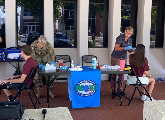 Kentucky Guard vaccination team supports Health Department