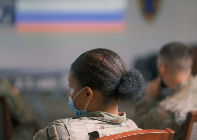 Soldiers discuss eliminating powerpoint slides during SHARP training