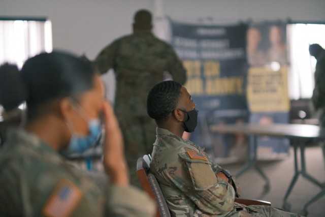 Soldiers discuss eliminating powerpoint slides during SHARP training