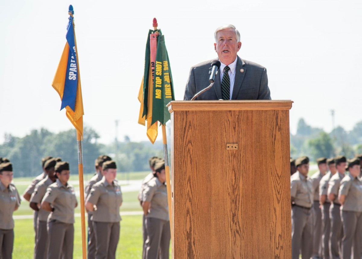 Governor Parson speaks at Fort Leonard Wood graduation, receives MP